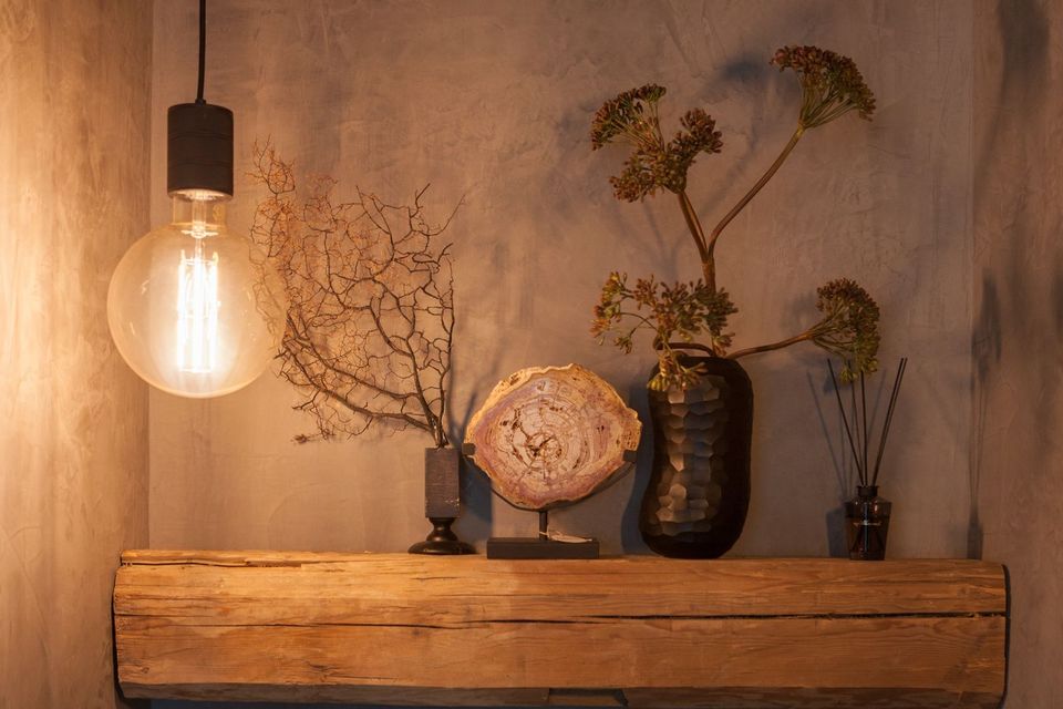 Hanglamp, droogtakken en vazen op een houten balk