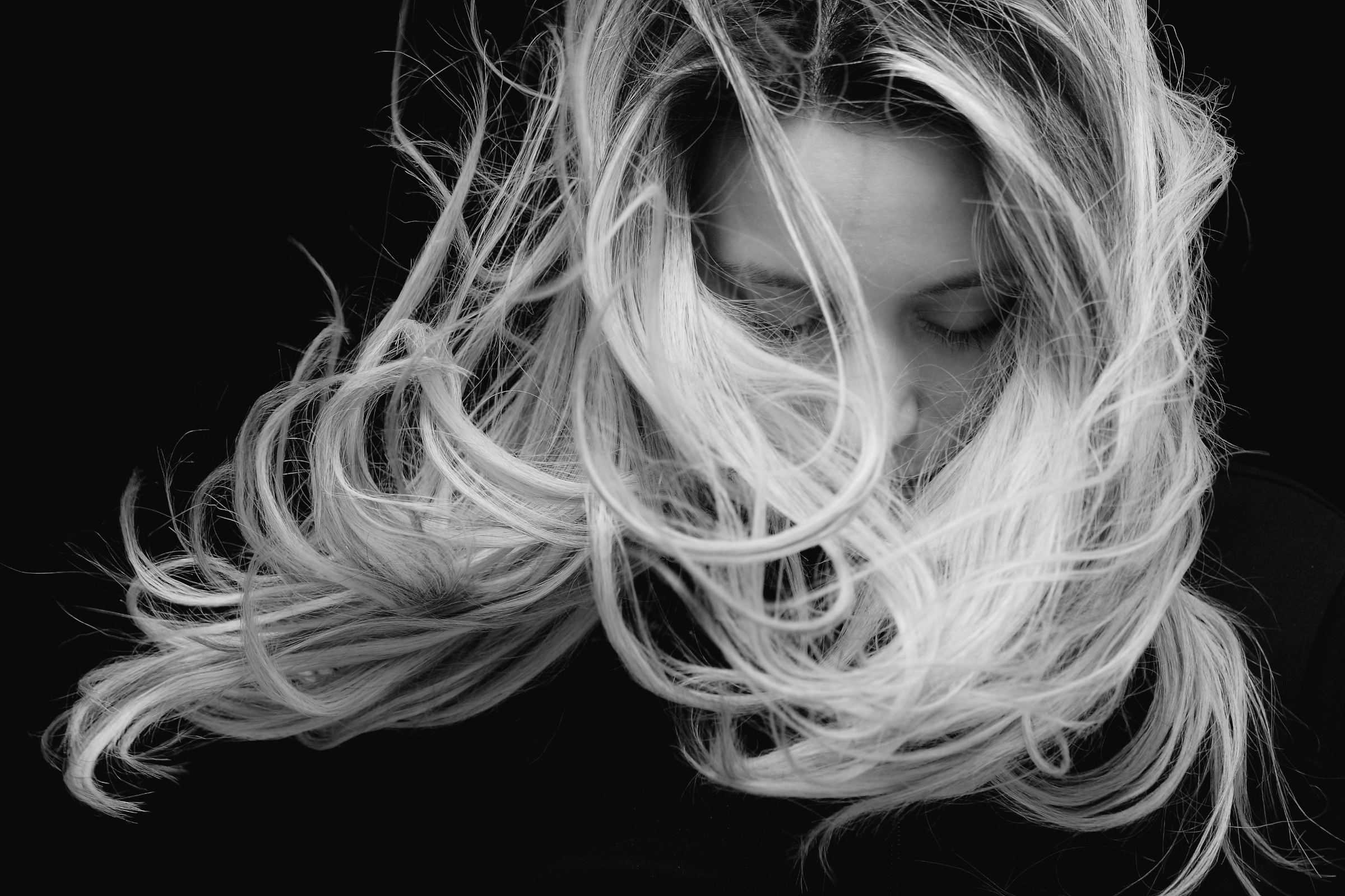 Zwart-witfoto van wapperend blond haar